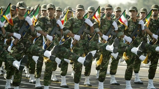 Soldaten von den Iranischen Revolutions-Garde während einer Militär-Parade (Archivfoto)