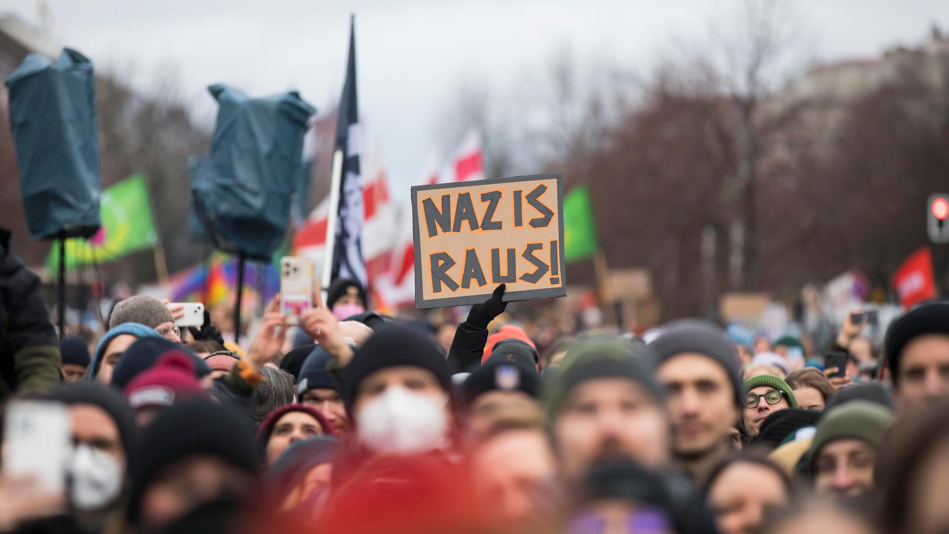 Teilnehmer mit Schild "Nazis raus!" bei der Demonstration "Demokratie verteidigen" auf dem Pariser Platz, Berlin, 14.01.2024