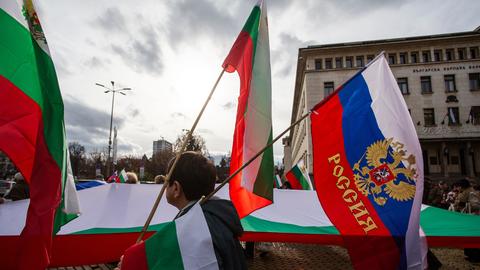 Demonstration zur Unterstützung Russlands im Zentrum von Sofia am 10. Dezember 2022. Zu sehen sind die bulgarische und die russische Flagge.