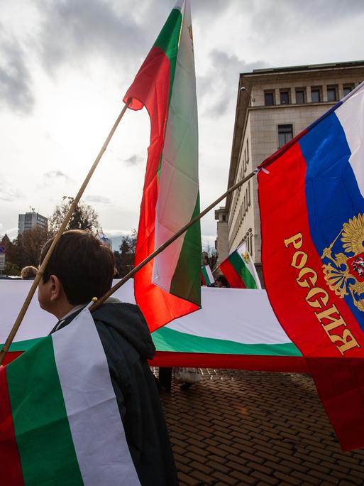 Demonstration zur Unterstützung Russlands im Zentrum von Sofia am 10. Dezember 2022. Zu sehen sind die bulgarische und die russische Flagge.
