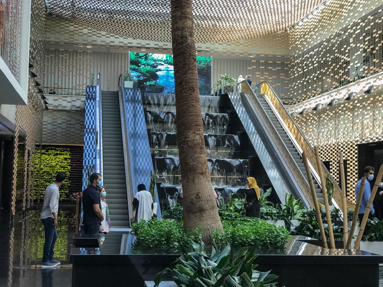 Eine breite, verzierte Treppe führt in ein Atrium in der Iran Mall.