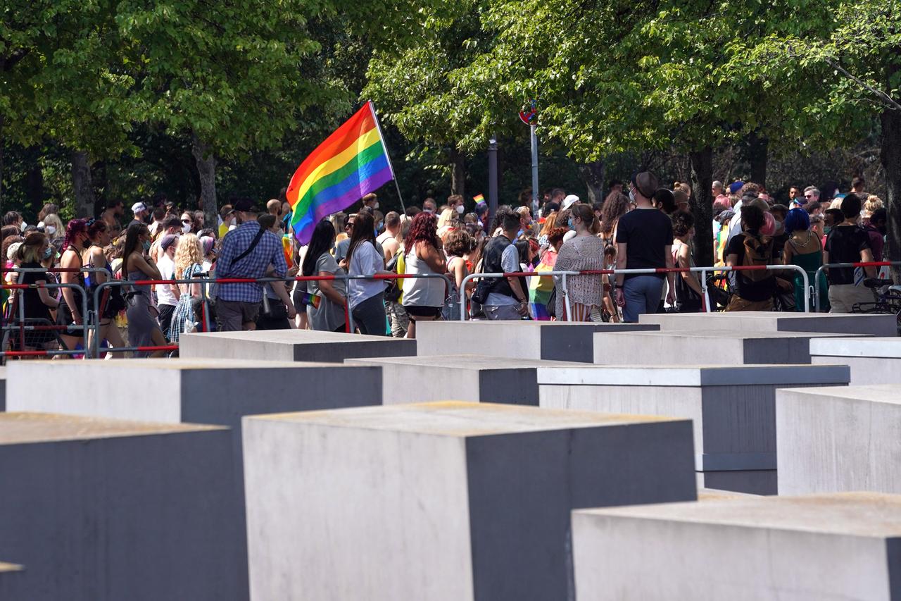 Tausende Menschen nehmen an der Parade des Christopher Street Day (CSD) teil und ziehen am Holocaust-Mahnmal vorbei.