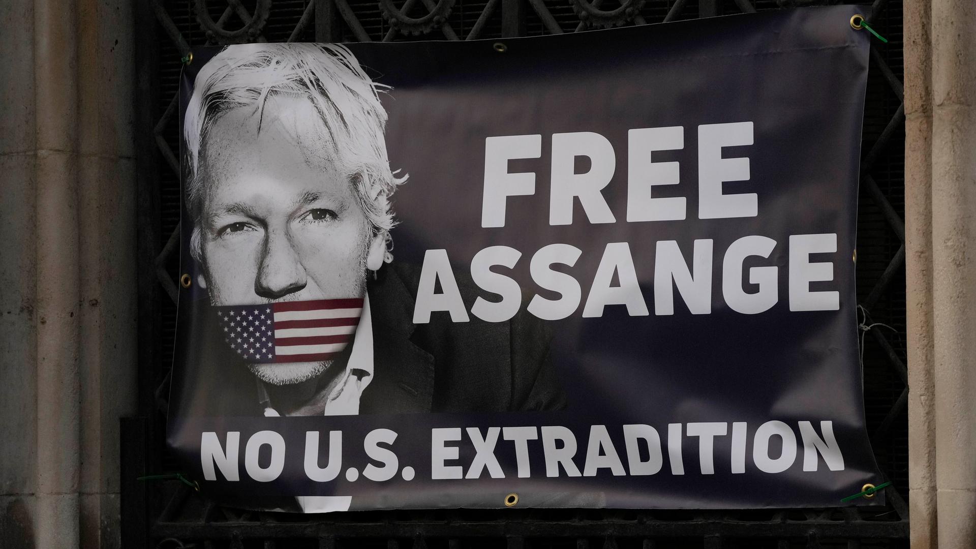Ein Banner mit einem Foto von Julian Assange und der Aufschrift: "Free Assange" und "No U.S Extradition".