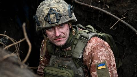 Ukrainischer Soldat im Schützengraben