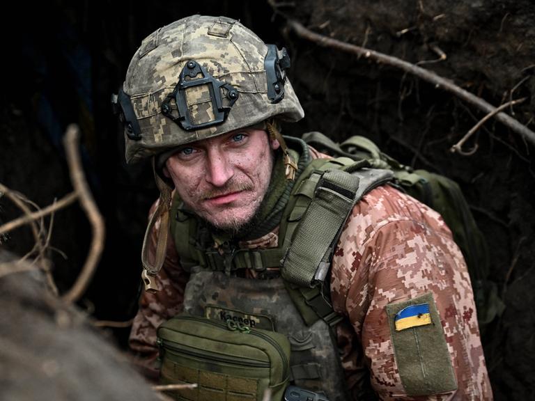 Ukrainischer Soldat im Schützengraben