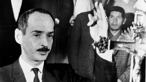 Ein Schwarz-Weiß-Foto zeigt Hugo Banzer Suárez mit gehobener Hand, als er am 22.8.1971 seinen Eid als Staatspräsident ablegt.