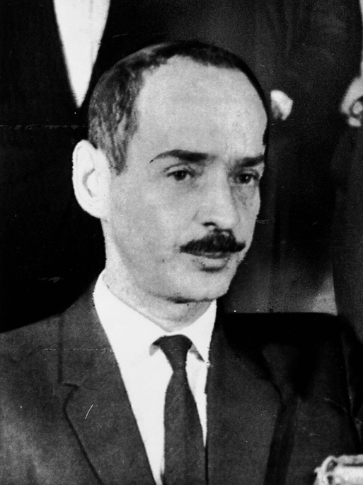 Ein Schwarz-Weiß-Foto zeigt Hugo Banzer Suárez mit gehobener Hand, als er am 22.8.1971 seinen Eid als Staatspräsident ablegt. Ein Schwarz-Weiß-Foto zeigt Hugo Banzer Suárez mit gehobener Hand, als er am 22.8.1971 seinen Eid als Staatspräsident ablegt.
