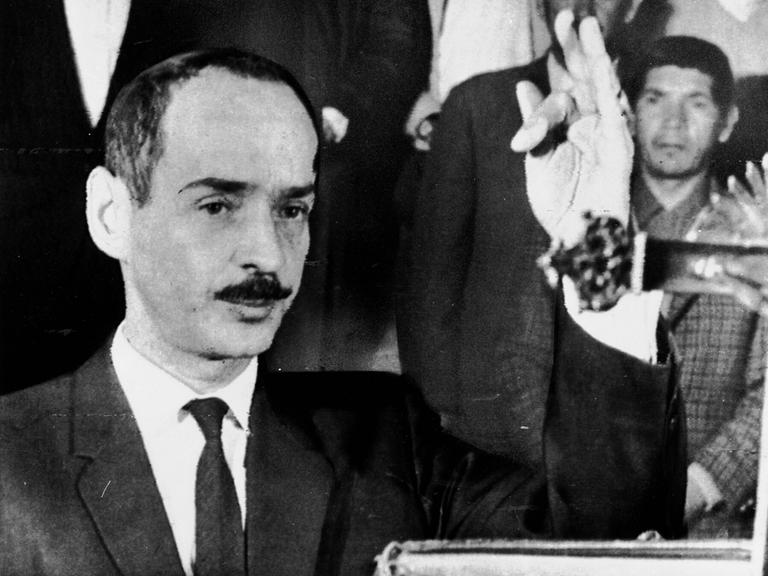 Ein Schwarz-Weiß-Foto zeigt Hugo Banzer Suárez mit gehobener Hand, als er am 22.8.1971 seinen Eid als Staatspräsident ablegt. Ein Schwarz-Weiß-Foto zeigt Hugo Banzer Suárez mit gehobener Hand, als er am 22.8.1971 seinen Eid als Staatspräsident ablegt.