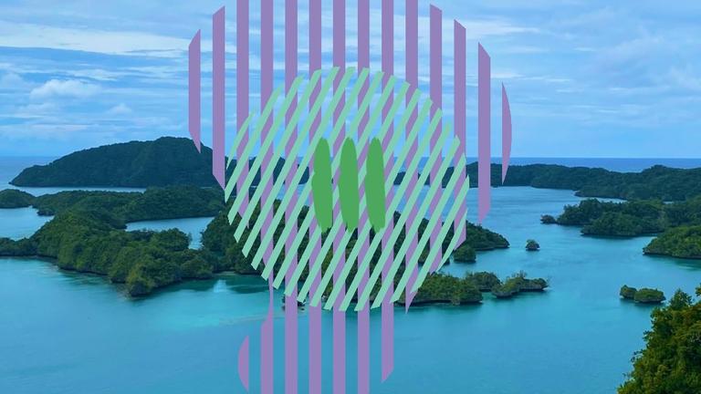Zu sehen sind sattgrüne Inseln im blauen Meer. Darüber verschiedenfarbige Streifen und die Zahl 3. Bay of Islands an der Insel Vanua Balavu, Teil der Inselgruppe Lau in Fidschi. 