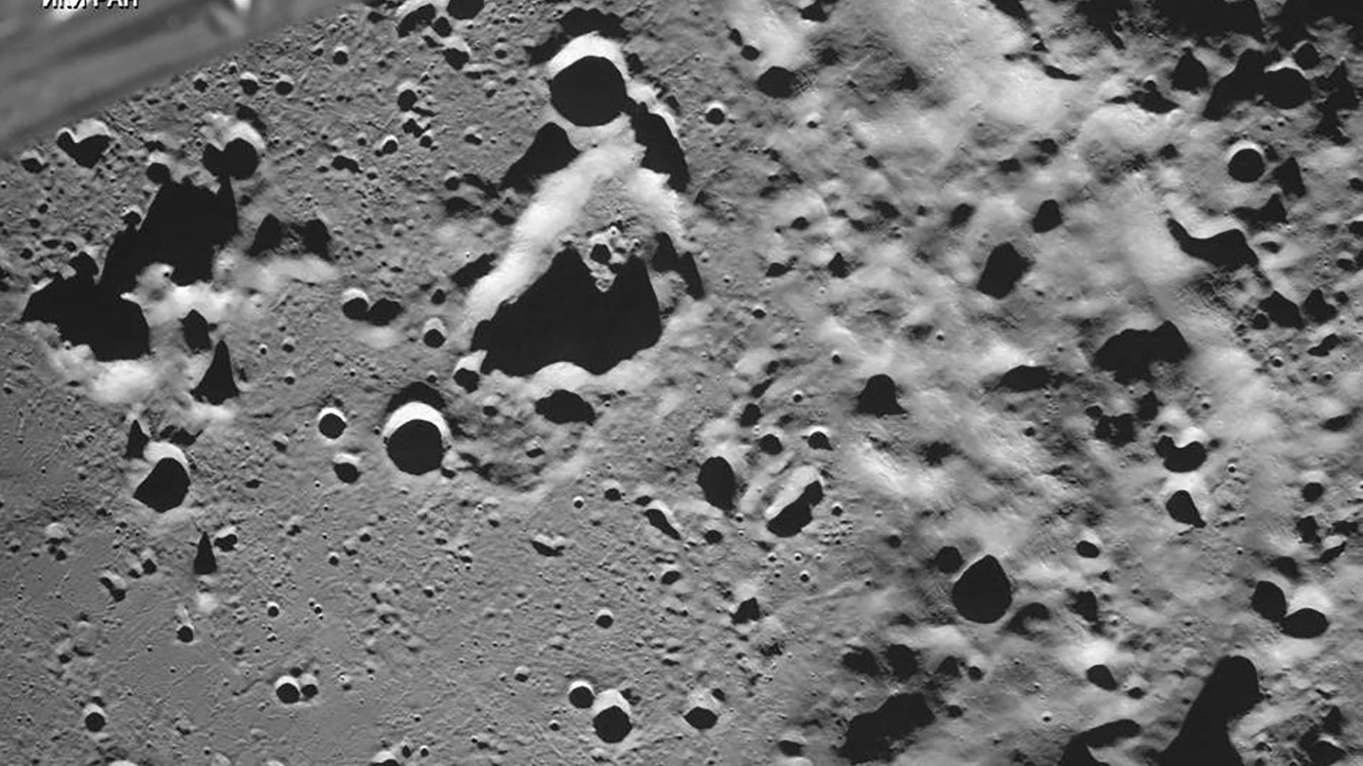 Das Bild zeigt die graue Oberfläche des Modes mit zahlreichen Kratern und Unebenheiten gesehen von der Umlaufbahn des Erdtrabanten aus.