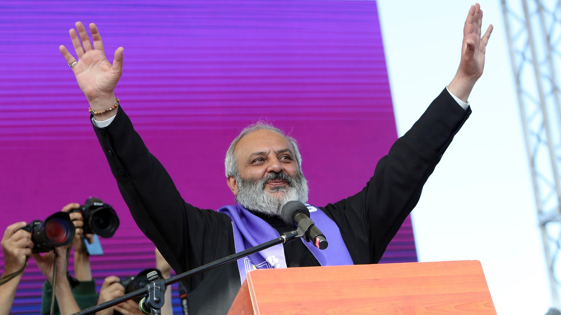 Bagrat Galstanyan, Erzbischof der Diözese Tavush im Nordosten Armeniens, spricht zu der Menschenmenge während einer Kundgebung gegen Ministerpräsident N. Paschinjan in Eriwan, Armenien. Bagrat Galstanyan, Erzbischof der Diözese Tavush im Nordosten Armeniens, spricht zu der Menschenmenge während einer Kundgebung gegen Ministerpräsident N. Paschinjan in Eriwan, Armenien.
