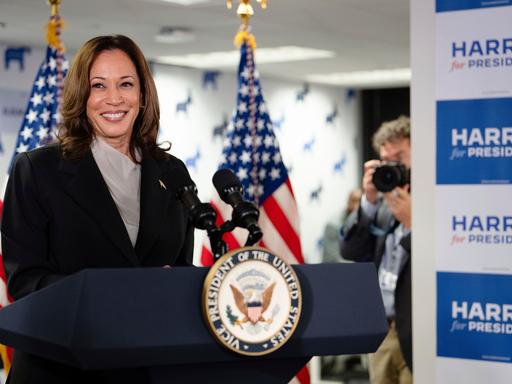 Vizepräsidentin Kamala Harris spricht in ihrem Wahlkampf-Hauptquartier in Wilmington, Delaware