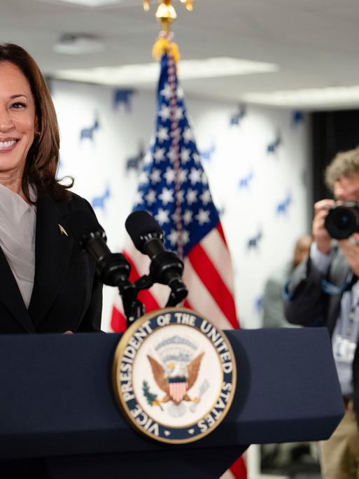 Vizepräsidentin Kamala Harris spricht in ihrem Wahlkampf-Hauptquartier in Wilmington, Delaware