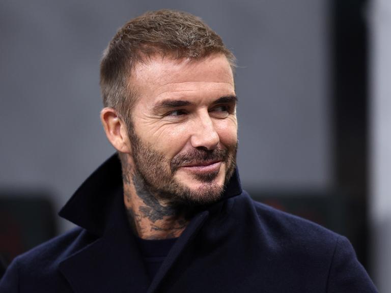 Der ehemalige Fußballspieler David Beckham schaut während des Uefa Champions League Fußballspiels am 7. November 2023 in Mailand, Italien, zu. 