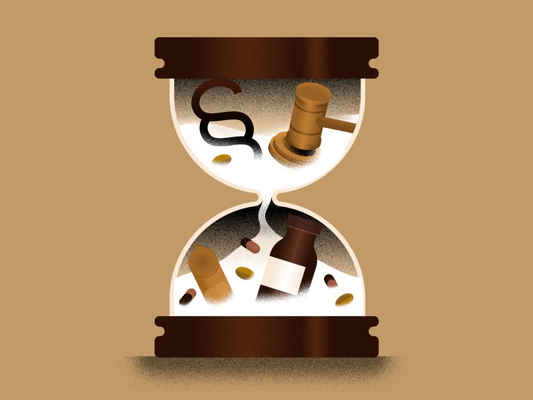 Abstrakte Zeichnung einer Sanduhr in braunen Tönen, innen neben Sand Pillen, Paragraphen und ein Gerichtshammer