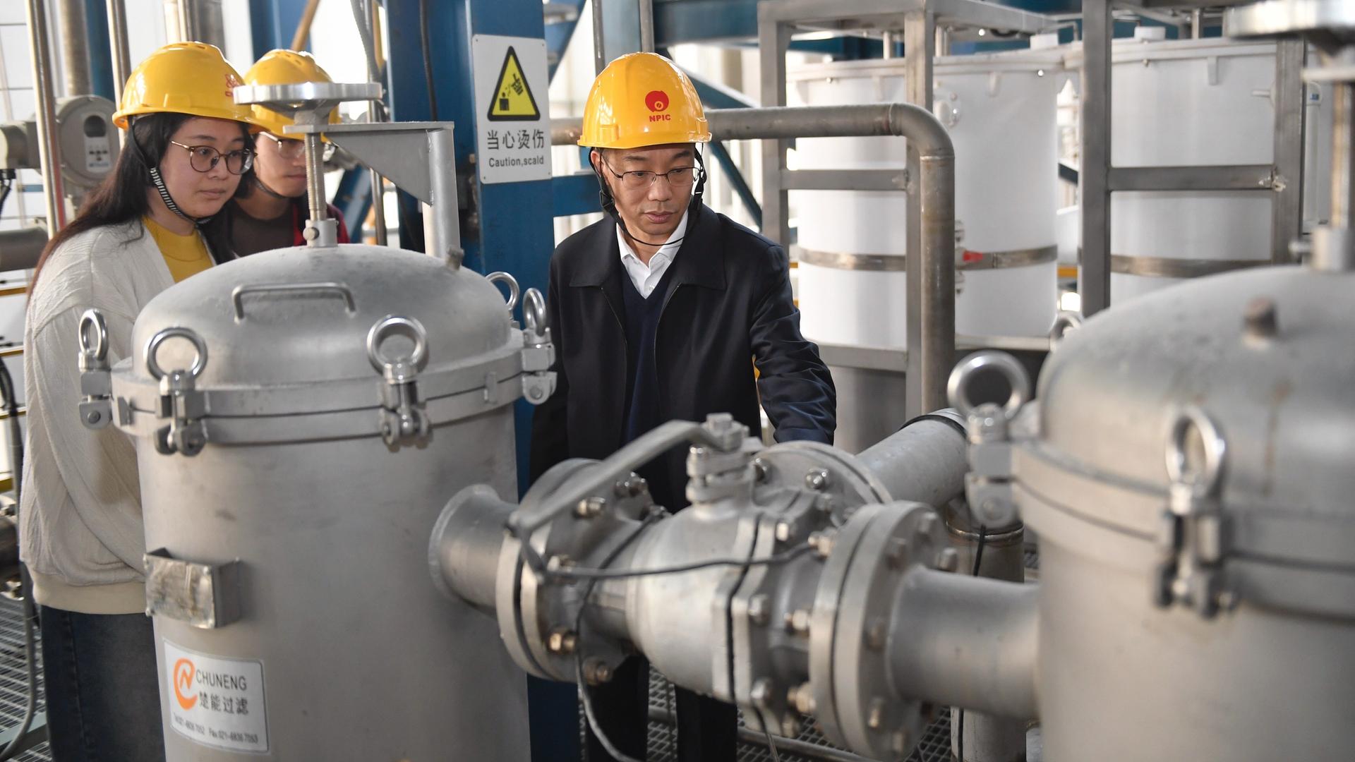 Ein Team inspiziert am 14.3.24 den ersten kleinen Nuklearreaktor am Nuclear Power Institute of China im chinesischen Chengdu