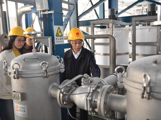 Ein Team inspiziert am 14.3.24 den ersten kleinen Nuklearreaktor am Nuclear Power Institute of China im chinesischen Chengdu