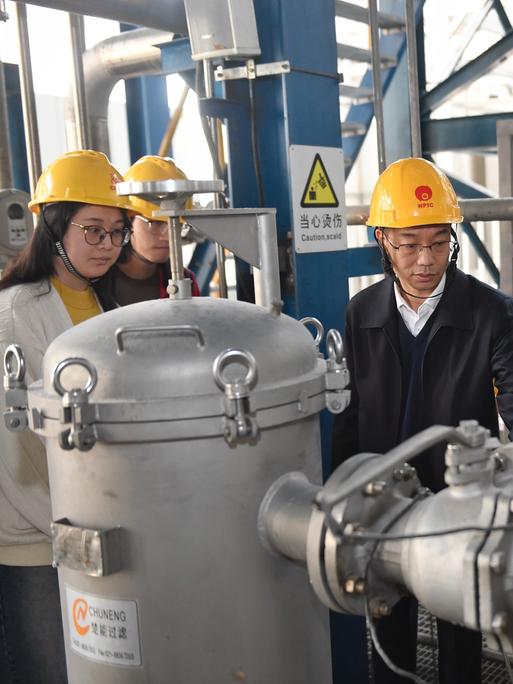 Ein Team inspiziert am 14.3.24 den ersten kleinen Nuklearreaktor am Nuclear Power Institute of China im chinesischen Chengdu