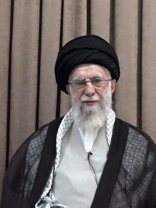 Der Oberste Führer der Islamischen Republik Iran, Ajatollah Ali Chamenei, ist am 18. Juni 2025
im Fernsehen bei einer Rede ans Volk zu sehen. Das Bild wurde aus dem Büro des Ajatollah zugeliefert.