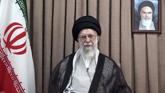 Der Oberste Führer der Islamischen Republik Iran, Ajatollah Ali Chamenei, ist am 18. Juni 2025
im Fernsehen bei einer Rede ans Volk zu sehen. Das Bild wurde aus dem Büro des Ajatollah zugeliefert.