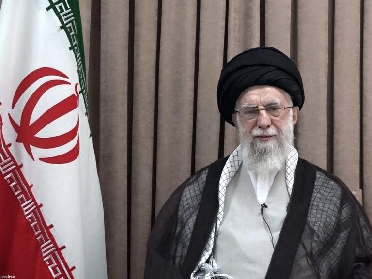 Der Oberste Führer der Islamischen Republik Iran, Ajatollah Ali Chamenei, ist am 18. Juni 2025
im Fernsehen bei einer Rede ans Volk zu sehen. Das Bild wurde aus dem Büro des Ajatollah zugeliefert.