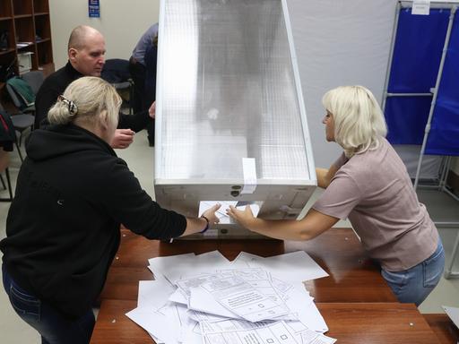 Offizielle zählen Stimmzettel beim sogenannten Referendum in der Region Donezk.