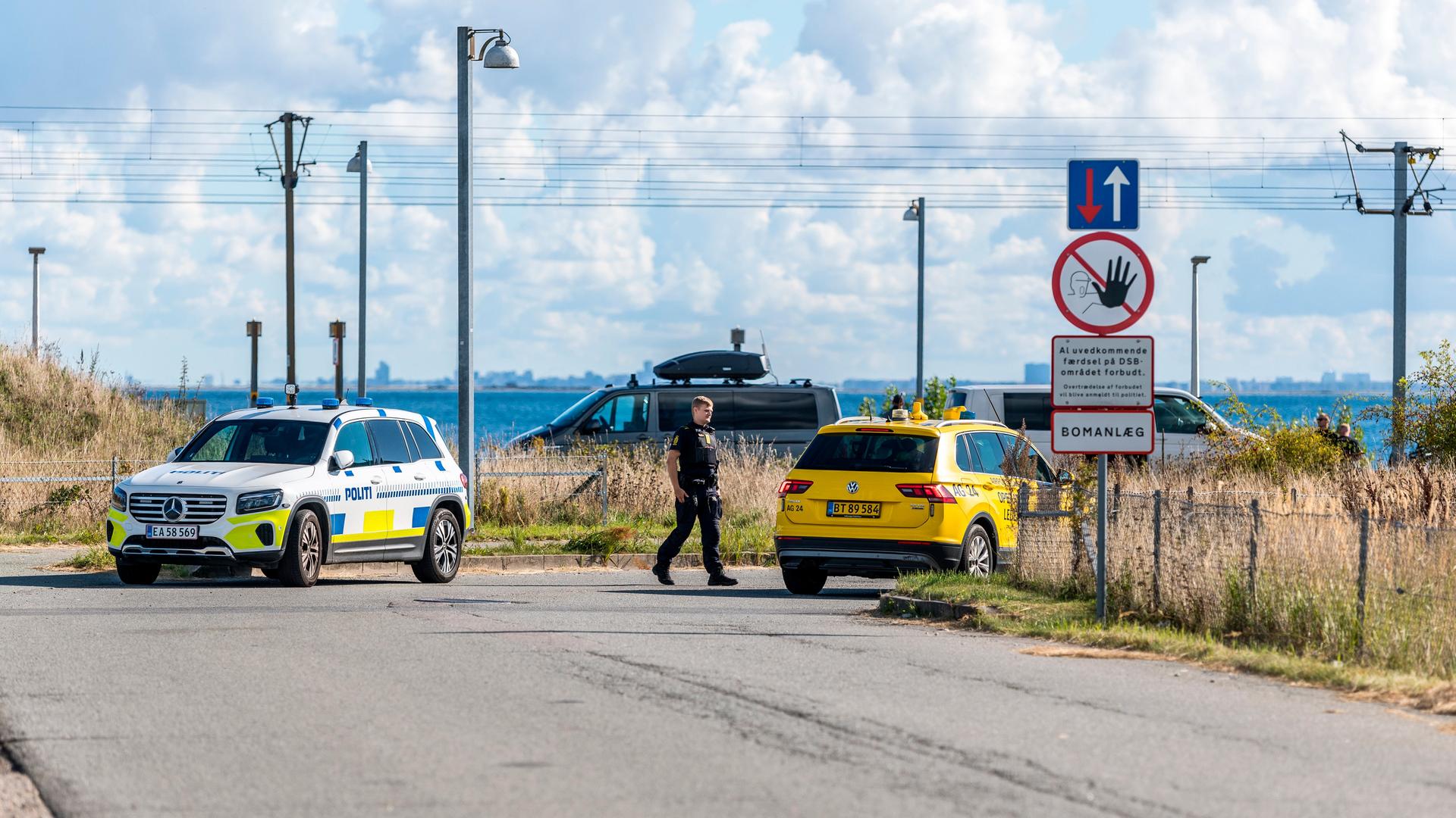 Fahrzeuge der dänischen Polizei und des dänischen Sicherheits- und Nachrichtendienstes (PET) stehen am Flughafen Kopenhagen, nachdem am Montagabend Drohnen über den Flughafen Kopenhagen geflogen waren und der Luftraum vier Stunden lang gesperrt wurde. 