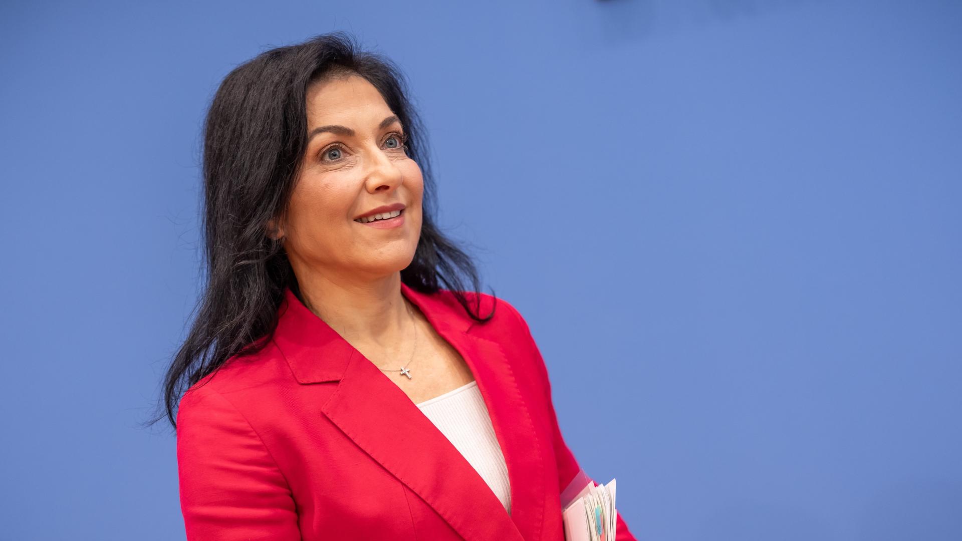 Berlin: Katherina Reiche (CDU), Bundesministerin für Wirtschaft und Energie, kommt zu der Vorstellung der Herbstprojektion 2025 der Bundesregierung zur Konjunkturentwicklung in der Wirtschaft.