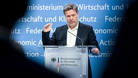 Berlin: Robert Habeck (Bündnis 90/Die Grünen), Vizekanzler und Bundesminister für Wirtschaft und Klimaschutz, spricht über das erste Gebotsverfahren der Klimaschutzverträge.