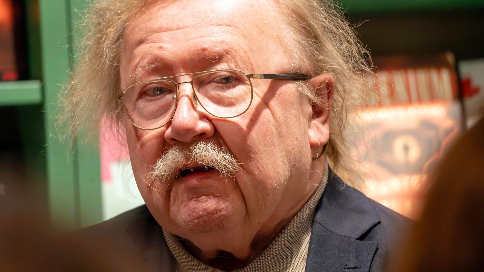 Peter Sloterdijk bei einer Lesung in einer Buchhandlung