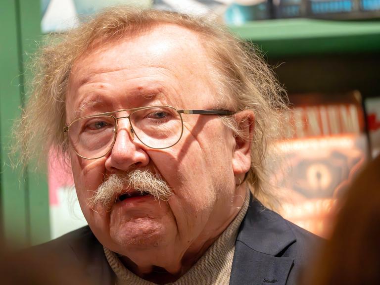 Peter Sloterdijk bei einer Lesung in einer Buchhandlung