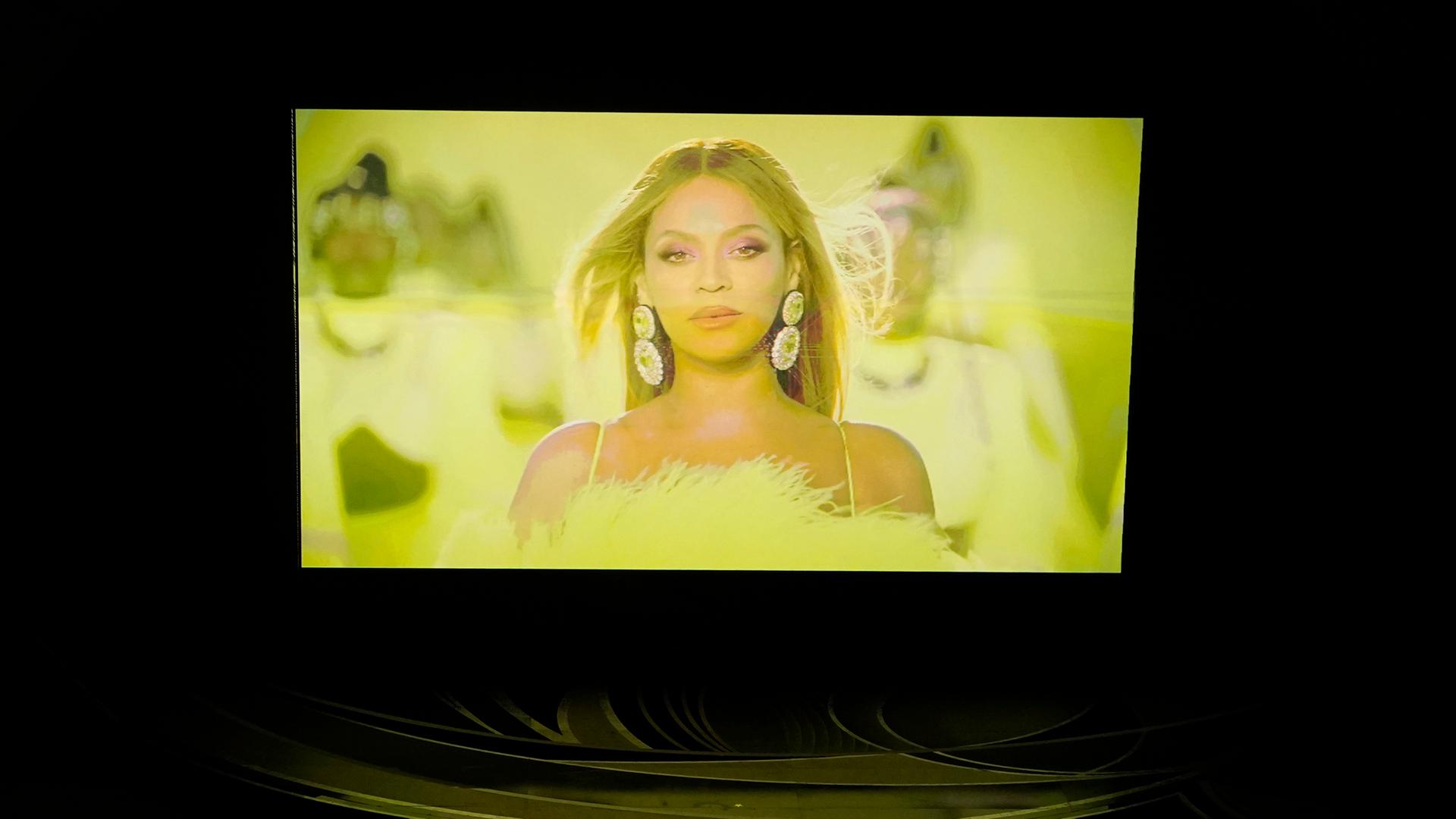 Auf einer Videoleinwand sieht man die Sängerin Beyoncé