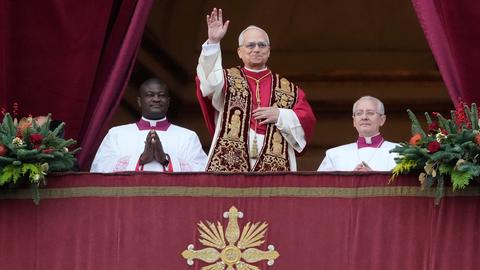 Papst Leo XIV. winkt vom Hauptbalkon des Petersdoms im Vatikan, bevor er erstmals den traditionellen Weihnachtssegen "Urbi et Orbi" erteilt.