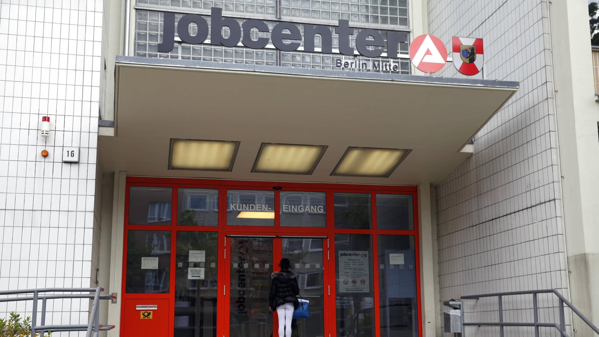 Eingangsbereich des jobcenters Berlin-Mitte in der Müllerstraße im Berliner Ortsteil Wedding. Eingangsbereich des jobcenters Berlin-Mitte in der Müllerstraße im Berliner Ortsteil Wedding.
