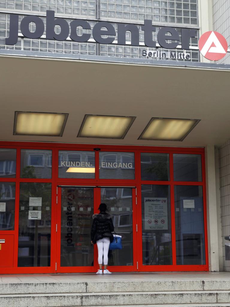 Eingangsbereich des jobcenters Berlin-Mitte in der Müllerstraße im Berliner Ortsteil Wedding.