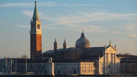 Wahrzeichen in der Lagune Venedigs: San Giorgio Maggiore wurde im 16. Jahrhundert von Andrea Palladio entworfen - ein Meisterwerk der Renaissance mit Dom und Glockenturm, ausgestattet mit imposanten Kunstwerken.