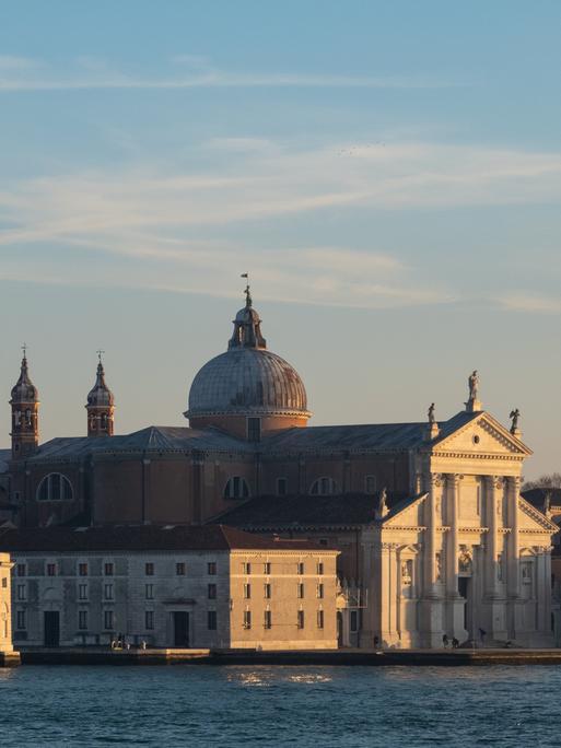 Wahrzeichen in der Lagune Venedigs: San Giorgio Maggiore wurde im 16. Jahrhundert von Andrea Palladio entworfen - ein Meisterwerk der Renaissance mit Dom und Glockenturm, ausgestattet mit imposanten Kunstwerken.