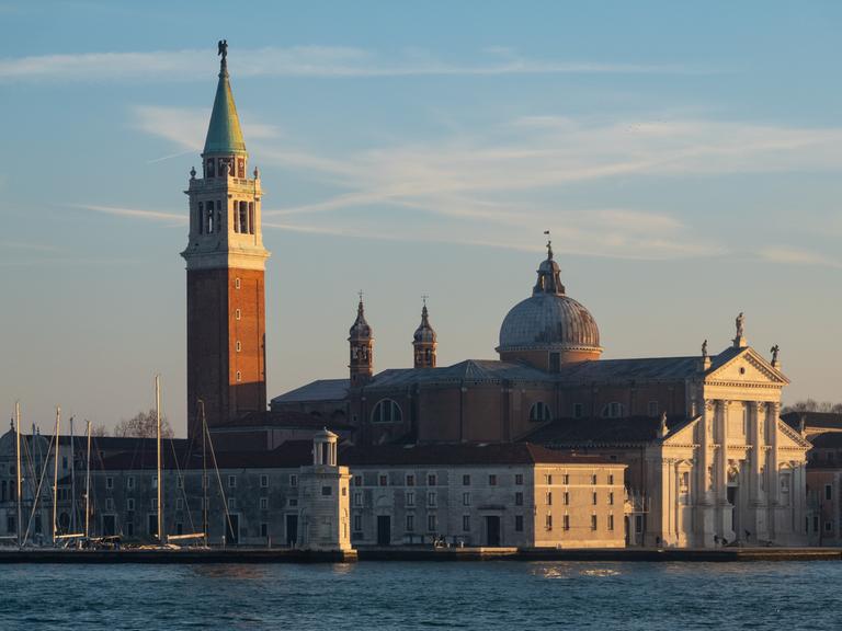 Wahrzeichen in der Lagune Venedigs: San Giorgio Maggiore wurde im 16. Jahrhundert von Andrea Palladio entworfen - ein Meisterwerk der Renaissance mit Dom und Glockenturm, ausgestattet mit imposanten Kunstwerken.