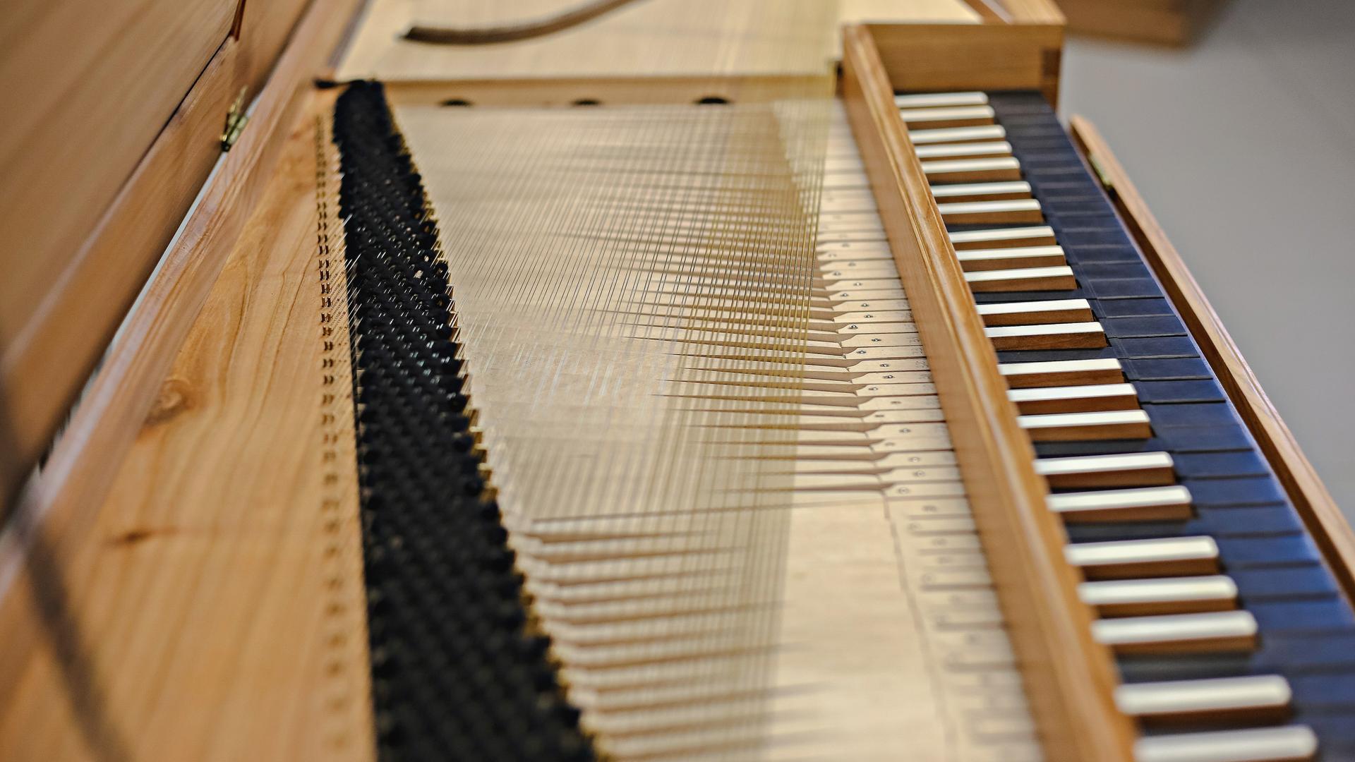 Blick auf eine Tastatur, die dem Mozartschen Clavichord sehr ähnlich sieht: damals waren schwarze und weiße Tasten noch andersherum gefärbt.
