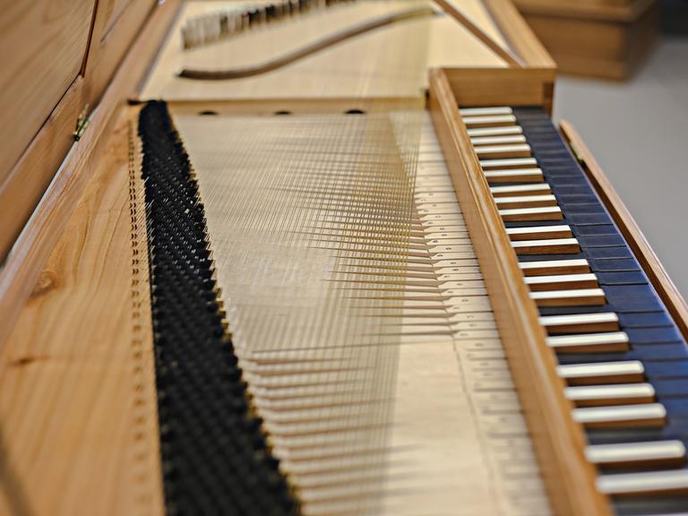 Blick auf eine Tastatur, die dem Mozartschen Clavichord sehr ähnlich sieht: damals waren schwarze und weiße Tasten noch andersherum gefärbt.