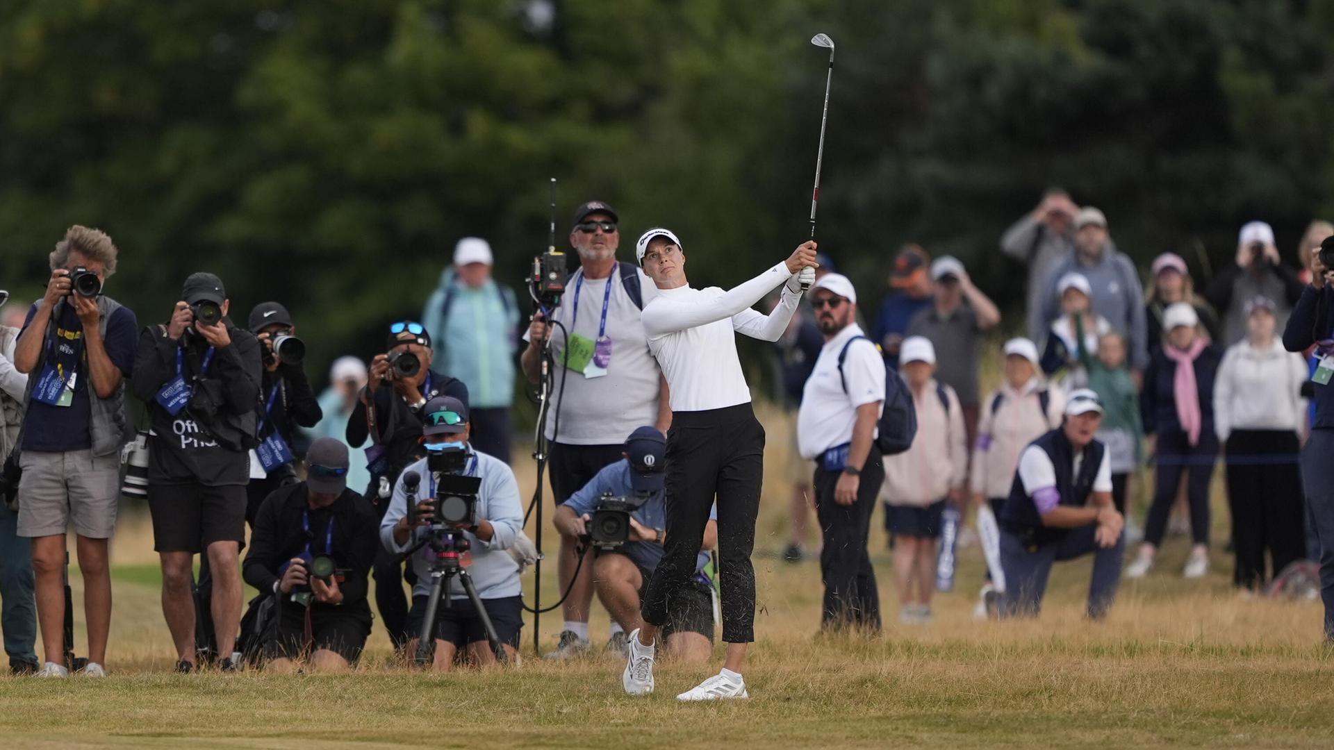 Esther Henseleit bei den British Open; sie steht auf dem Platz und schlägt einen Ball. Esther Henseleit bei den British Open; sie steht auf dem Platz und schlägt einen Ball.