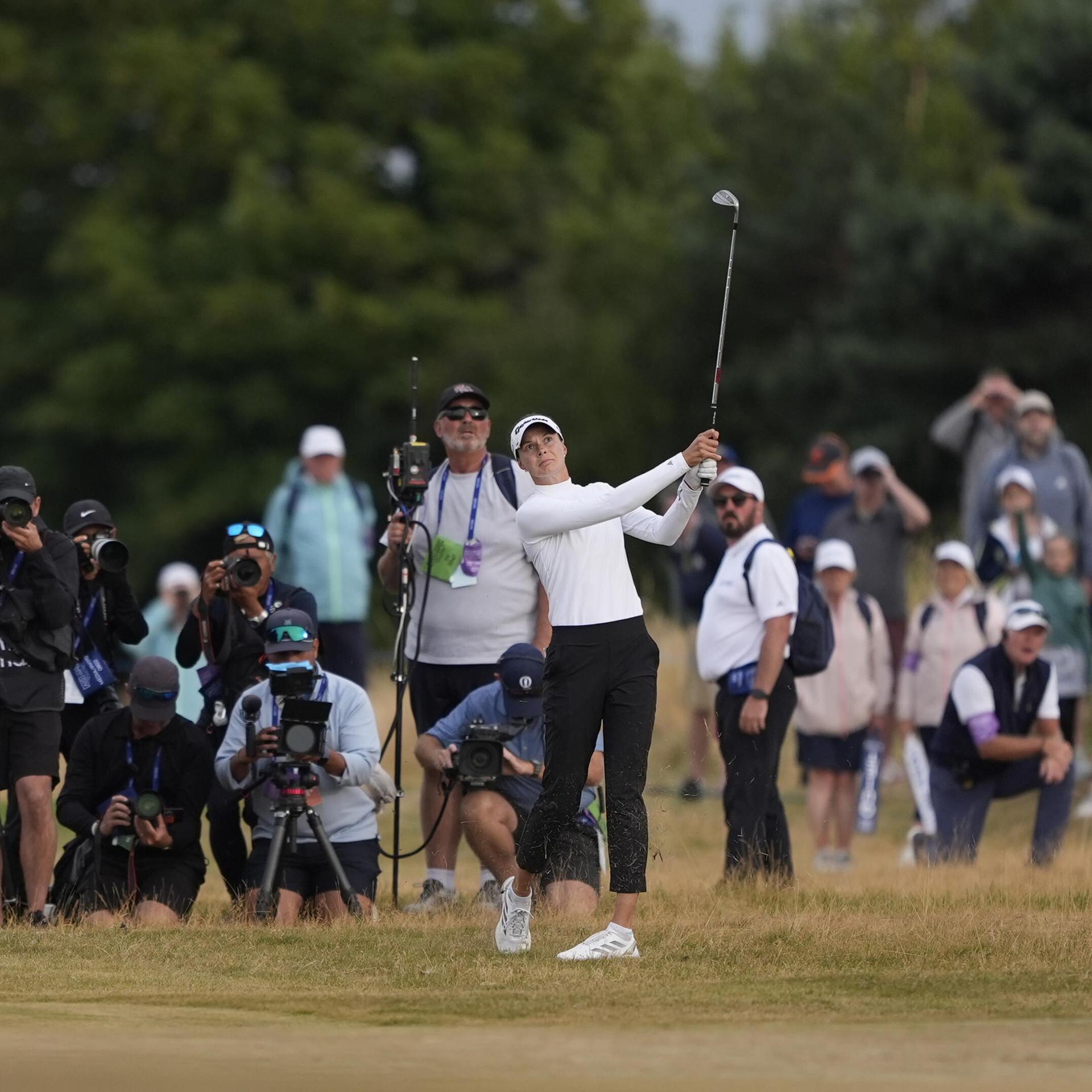 Esther Henseleit bei den British Open; sie steht auf Platz und schlägt einen Ball.