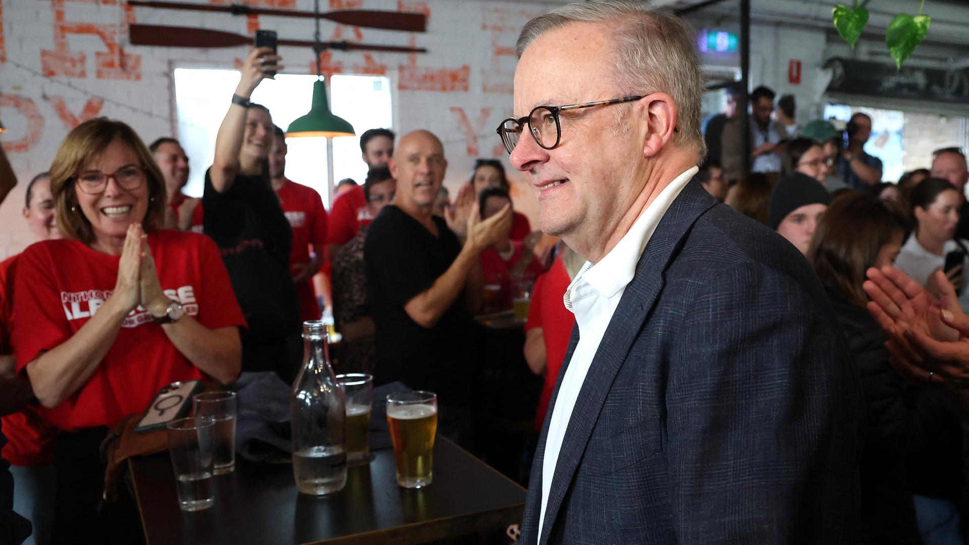 Das Foto zeigt den australischen Premierminister Albanese nach dem Wahlsieg von Labor in einer Brauerei in Sydney. Mitarbeiter der Partei applaudieren. Das Foto zeigt den australischen Premierminister Albanese nach dem Wahlsieg von Labor in einer Brauerei in Sydney. Mitarbeiter der Partei applaudieren.