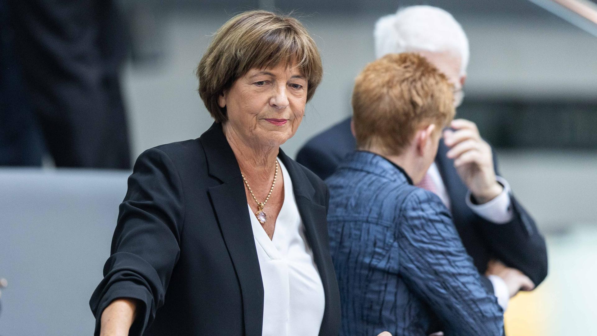 Die ehemalige Gesundheitsministerin Ulla Schmidt lehnt im Bundestag an einem Geländer und schaut herunter.