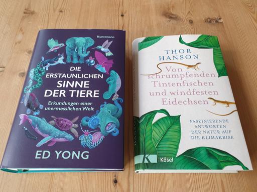 Die Cover der Bücher "Die erstaunlichen Sinne der Tiere" von Ed Yong und "Von schrumpfenden Tintenfischen und windfesten Eidechsen" von Thor Hanson.