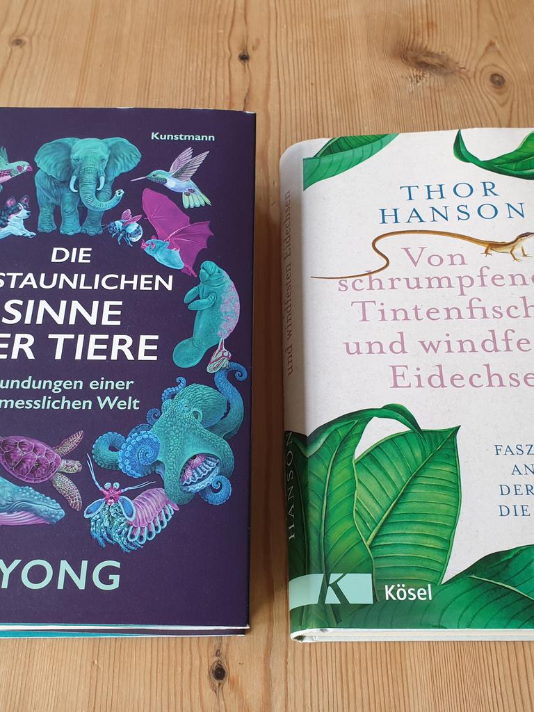 Die Cover der Bücher "Die erstaunlichen Sinne der Tiere" von Ed Yong und "Von schrumpfenden Tintenfischen und windfesten Eidechsen" von Thor Hanson.