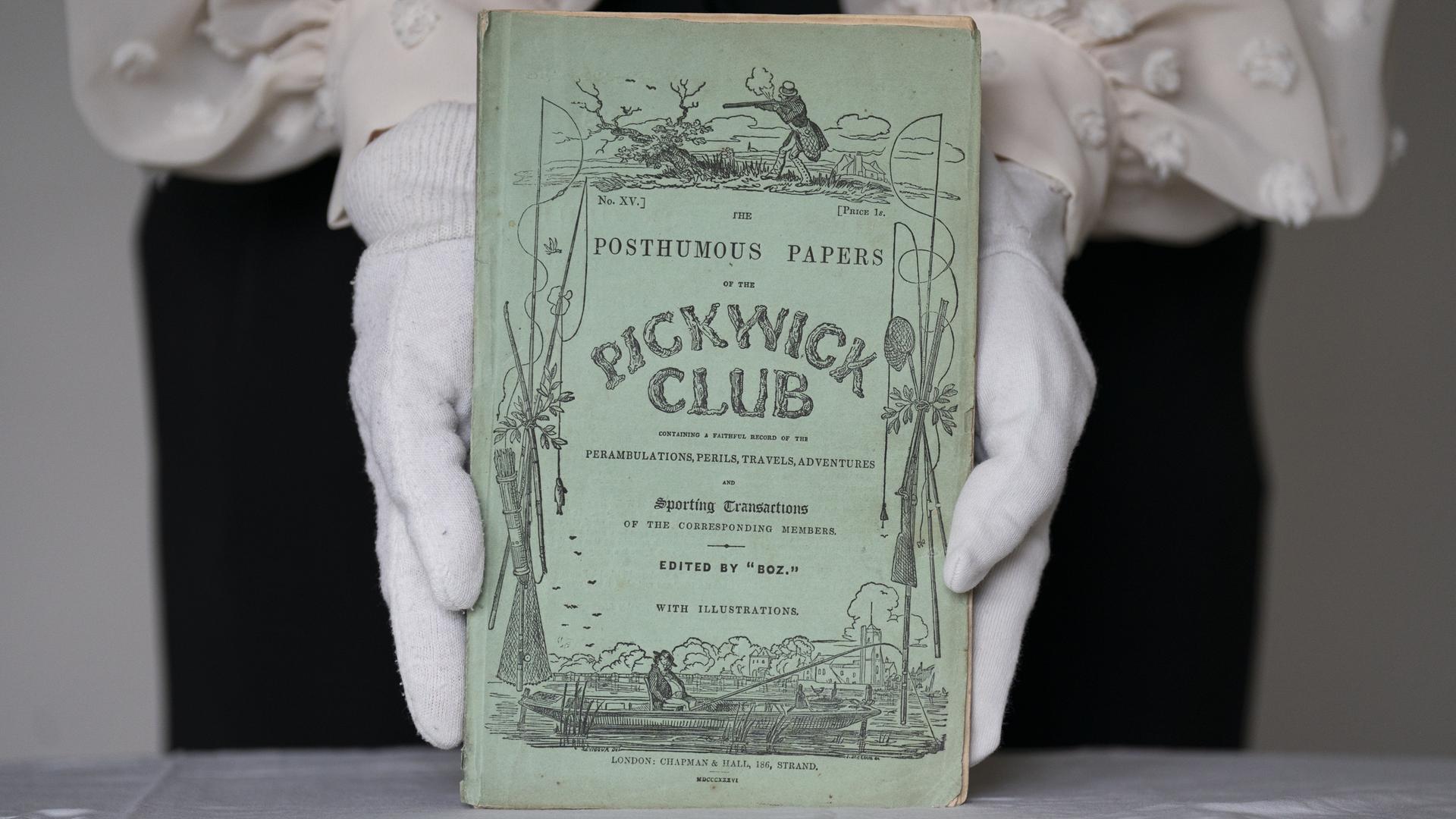 Kuratorin Emily Dunbar präsentiert im Vorfeld einer Ausstellung das Original einer Monatsfolge von "Die Pickwickier" von Charles Dickens.