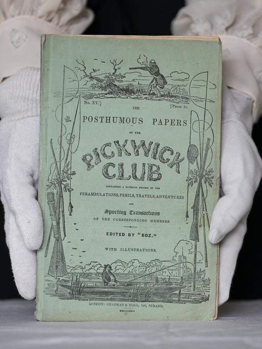 Kuratorin Emily Dunbar präsentiert im Vorfeld einer Ausstellung das Original einer Monatsfolge von "Die Pickwickier" von Charles Dickens.