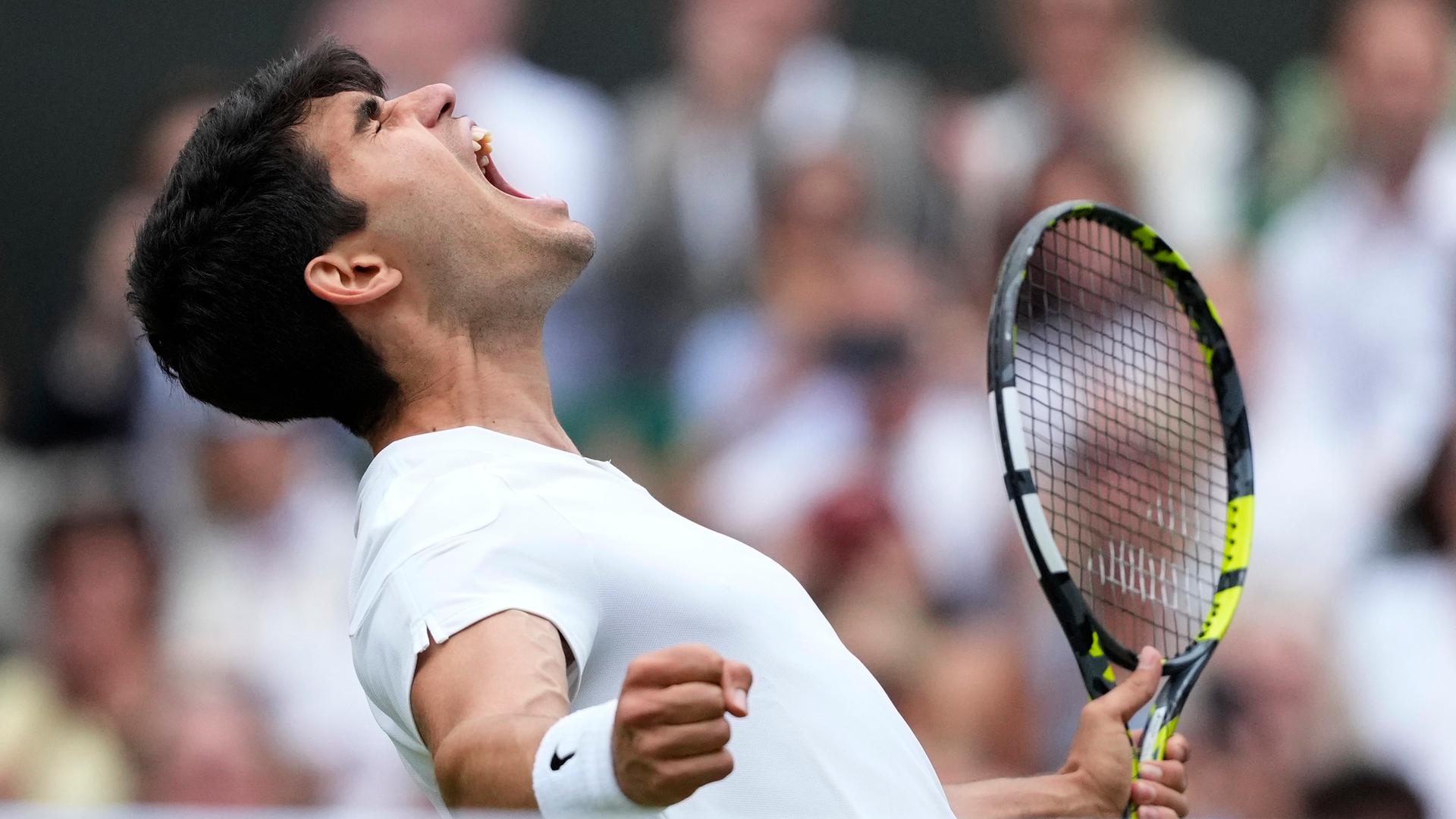 Carlos Alcaraz jubelt nach seinem Sieg in Wimbledon. Carlos Alcaraz jubelt nach seinem Sieg in Wimbledon.