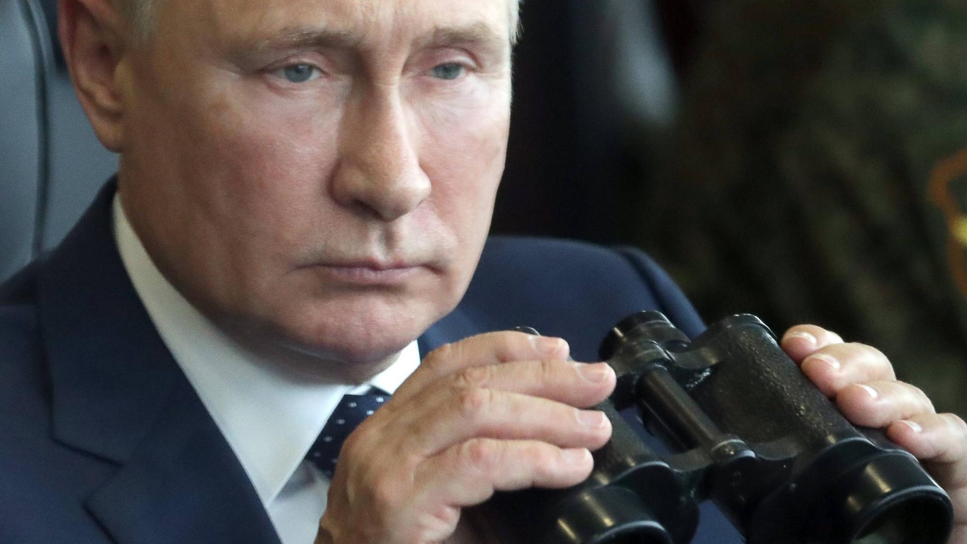 Wladimir Putin beobachtet mit einem Fernglas das russisch-belarussische Manöver Sapad 2021. Wladimir Putin beobachtet mit einem Fernglas das russisch-belarussische Manöver Sapad 2021.